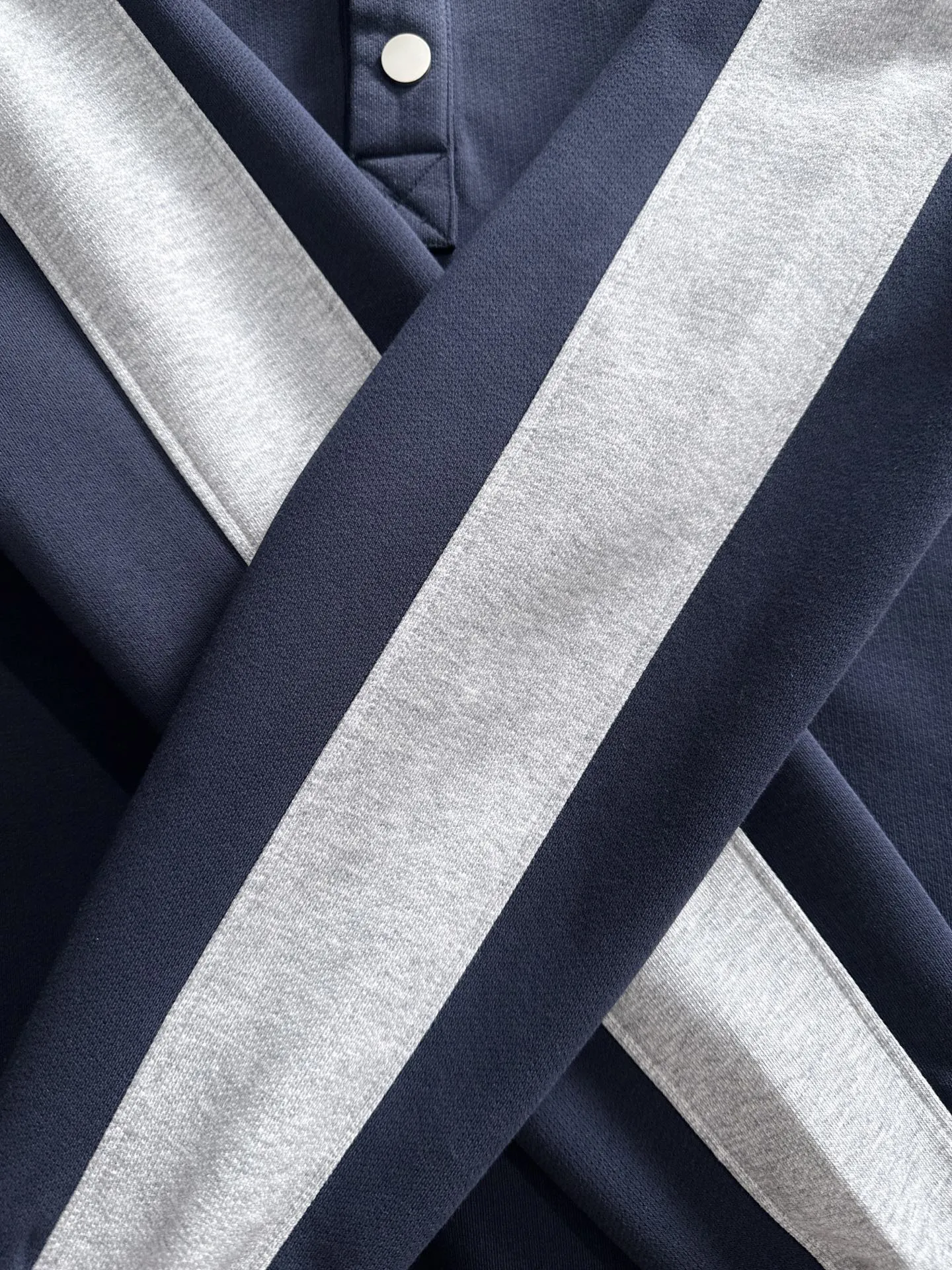 P360 Shitou Daojia's first release of 25ss autumn and winter new lapel sweatshirt long-sleeved men and women. Many celebrities share the same style. Craftsmanship that ordinary small workshops cannot copy. We are not afraid of any challenges in terms of materials, detail restoration and craftsmanship, just to provide you with wonderful products. Compare the top original versions at will. No expense is spared just to do better. Unique imported fabric feel. Purely imported German machine production. Precision operation. Thousands of needles density. Full set of new accessories with three standards for simultaneous customization. The upper body is versatile and fashionable. A perfect choice for autumn and winter. A must-have item. Size chart: m-4XL (Please state your height and weight when placing an order.